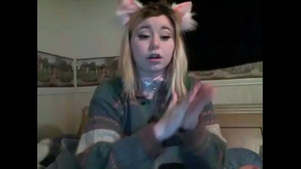 chubby_babe playing pussy and sucking dildo