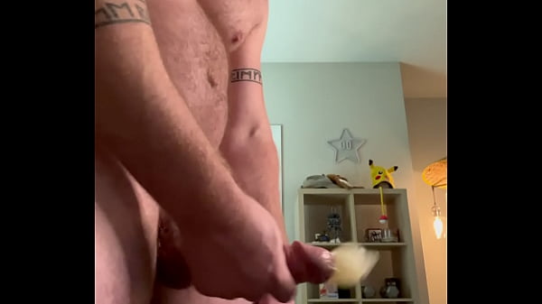 Play MP4 - Big Muscle Bull Repeatedly Fills His Condom