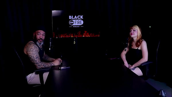 Play MP4 - Gostosa faz um stripper sensual e mostra seus lindos peitos&comma; fala que tem um tempo que n&atilde;o transa e bate um papo com o apresentador - Middy &lpar;WATCH ON&colon; SHEER&sol;RED&rpar;