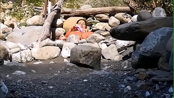 Play MP4 - scopro donna al fiume tutta sola che si masturba si fa leccare la figa