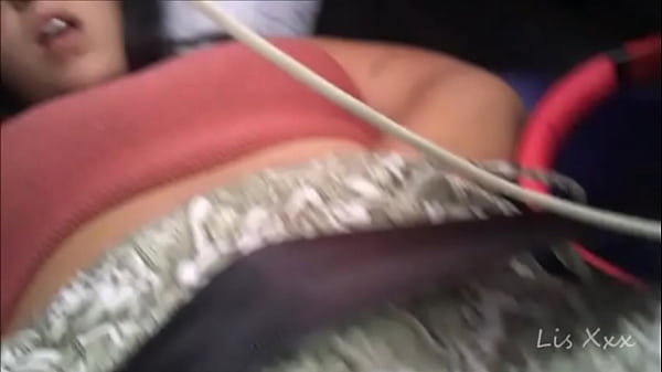 Gostosa mostra os peitos no_ônibus_Lis Xxx