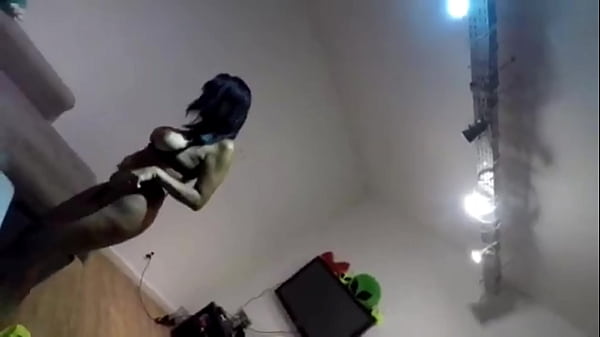 Morena gostosa dando ch&aacute; de buceta 