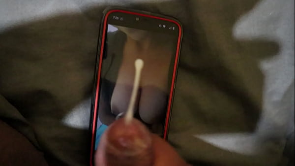 Me deslecho con las fotos de una putita