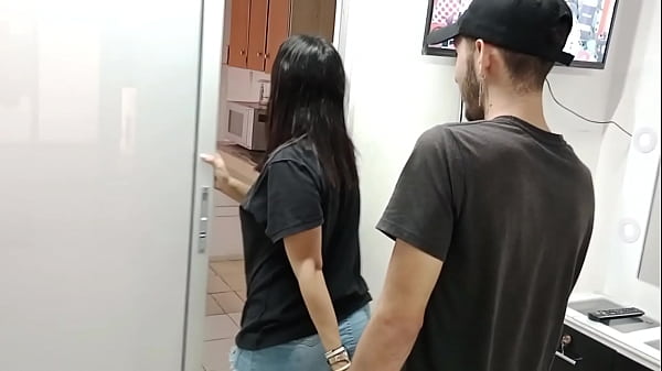 Play MP4 - esposa infiel llama al hijastro para que le calme lo excitada&comma; apenas llega se va quedando en hilo mostrando su gran culo y comienza a mamar verga