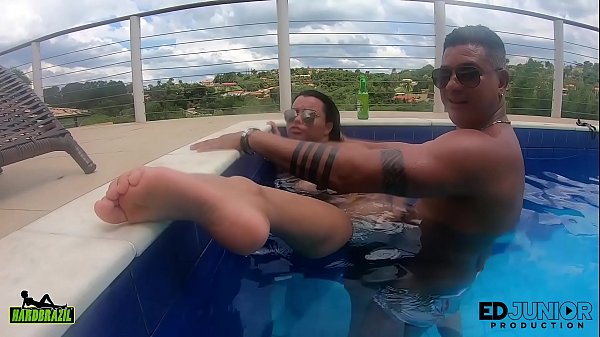 Enfiando A Madeira E Gozando Dentro Por Baixo D'agua thumbnail