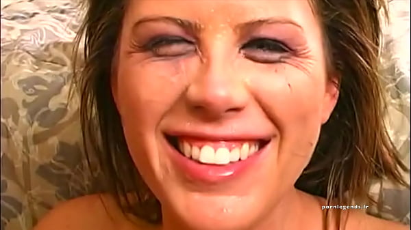 Lisa Sparxxx complète son maquillage avec unecharge de sperme