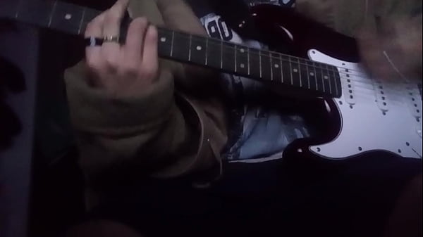 Tocándome la guitarra