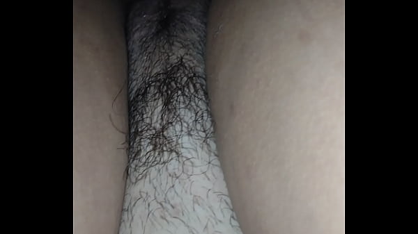 Hotwife peludinha quer que o marido soque gostoso na buceta ensopada 