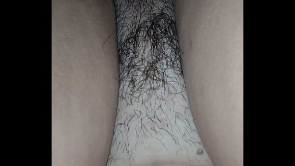 Esposa peluda solicita ao marido que soque_forte naxota molhada