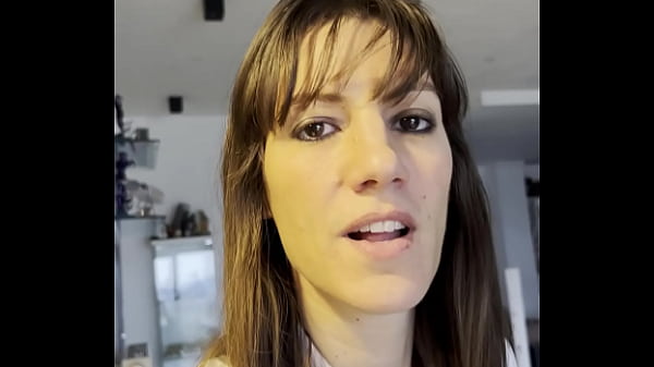 Nonton Lety Howl A Command&eacute; Un Gros Colis, Pour Remercier Le Livreur D'avoir Mont&eacute; Le... thumbnail