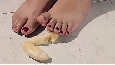 Perra trans aplasta platano con los pies y se masturba 