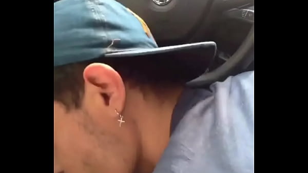 Chupando o pau do meu amigo dentro do carro no meio da pra&ccedil;a 