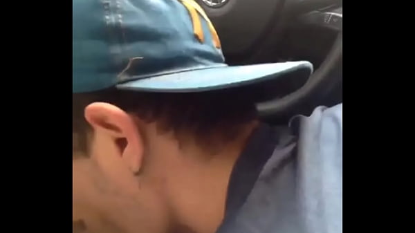 Play MP4 - Chupando o pau do meu amigo dentro do carro no meio da pra&ccedil;a
