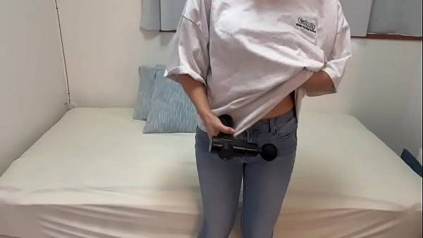 お気に入りのぴちぴちのスキニージーンズを履いたまま、パンツがすぐ濡れちゃうくらいデンマ当てました。オナニーってやっぱり気持ちぃね&hellip; 