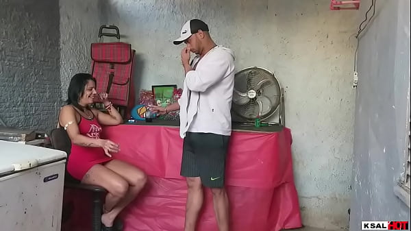 Play MP4 - O gostoso do Mike Hot  na oficina de casa fazendo manuten&ccedil;&atilde;o&comma; a delicia da Danny hot leva uma caf&eacute;zinho com roquinha e muita bucetinha pra ele