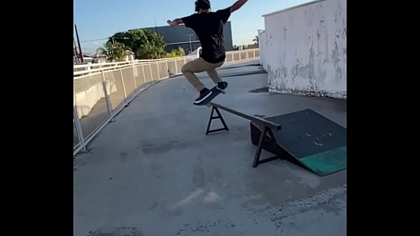 Novinho dotado fodendo skate