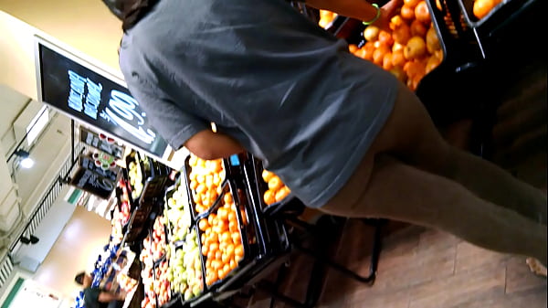 Buen culo en el supermercado 