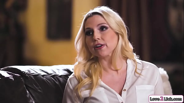 Petite stepdaughtereats stepmoms pussy