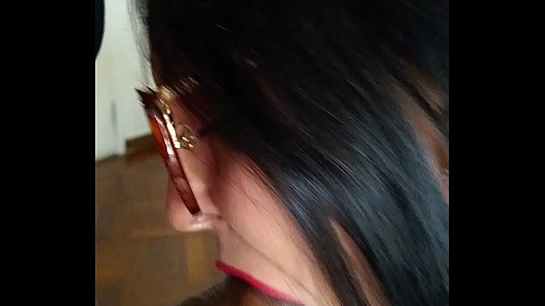 Secretaria levando os papeis para o chefe e paga oral e ele grava tudo 