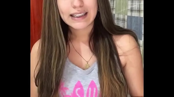 Chica ense&ntilde;ando ropa sexy