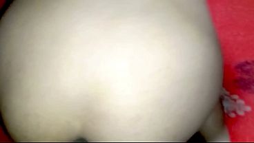 Modelo colombiana le dice a su esposo que esta en el bus mientras se deja follar