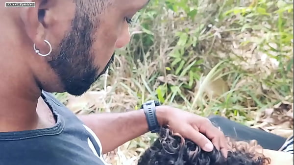 Fui na bica me refresca e acabei ficado com tes&atilde;o e dei minha buceta pro cara l&aacute; no mato 