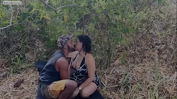 Nonton Fui Na Bica Me Refresca E Acabei Ficado Tes&atilde;o E Dei Minha Buceta Pro Cara L&aacute; No Mato thumbnail