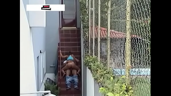 Corno Esconde C&acirc;mera Para Flagrar Esposa Trepando O Jardineiro No Quintal thumbnail