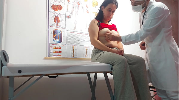 Ginecologista enfia dedo no cu e fode paciente! 