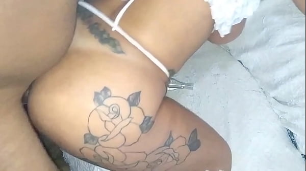 Sexo pegado no sofá com moreno