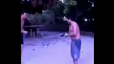 2 CABA SEM PERNA INDO UM CONTRA UM COM MULETAS AO SOM DE LINKPARK 