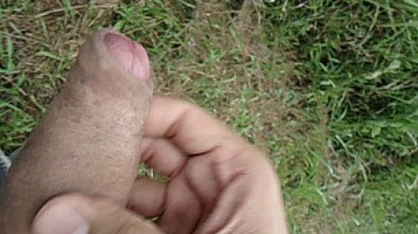 batendo punheta no sitio 