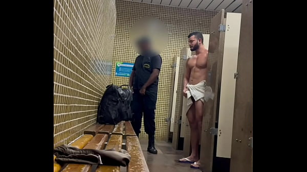 Seguran&ccedil;a flagrado fazendo banheirao no vesti&aacute;rio do club 