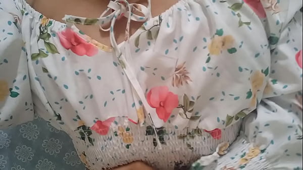 MI HERMANASTRATIENE VARIOS DIAS SIN FOLLAR Y_SE DESNUDA PARA_DARSE UNA RICA MASTURBACION HASTA GEMIR_DE PLACER