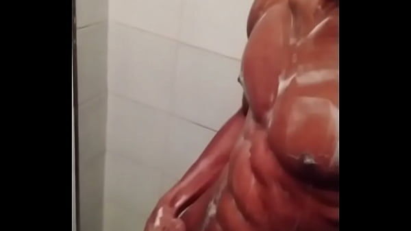 Lavando mi verga la dejo bien espumosa