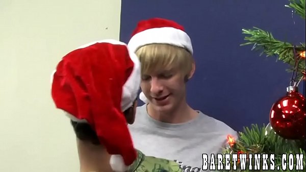 Play MP4 - Twinks Liam Summers and Felix Russo enjoy bareback