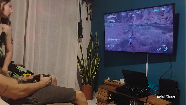 Play MP4 - Ele queria jogar video game e eu queria dar o cuzinho