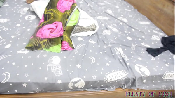 Nonton Bbw Housewife Seduced The Room Keeper And Gave A Good Blowjob thumbnail