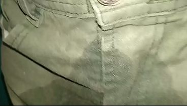 Pantal&oacute;n orinado con pa&ntilde;al de tela cada vez m&aacute;s h&uacute;medo 