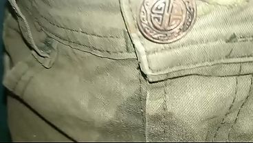 Pantal&oacute_n orinado con pa&ntilde_al de tela cada vez m&aacute_s h&uacute_medo