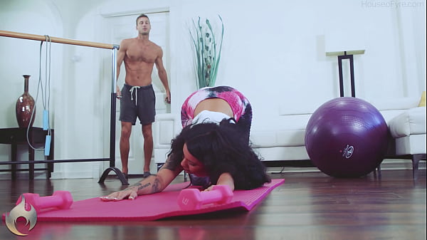 Passionate up and fuck with yoga chick 