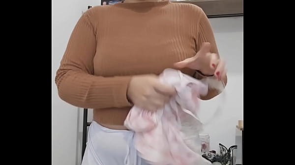 Play MP4 - Arrumando o quarto e fazendo live de shorts curtinho pra mostrar bem a minha raba