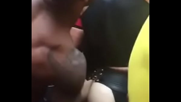 Me mete el brazo y me corro