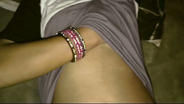 Nisha bhabhi tshirt me aaj Sunday ko apni chut me ungli karti hui