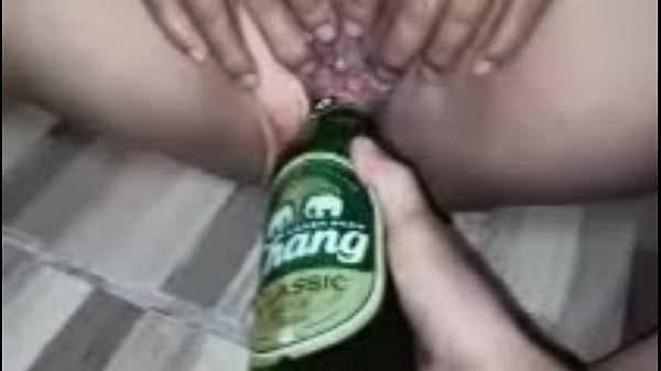 สาวสวยแหย่หีเล่นจนน้ำแตกเต็มแตด 