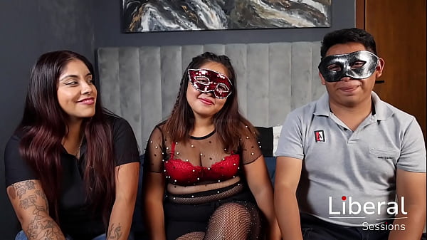 Cuckold vuelve a su esposa cornuda con una chica unicornio y terminan en trio 