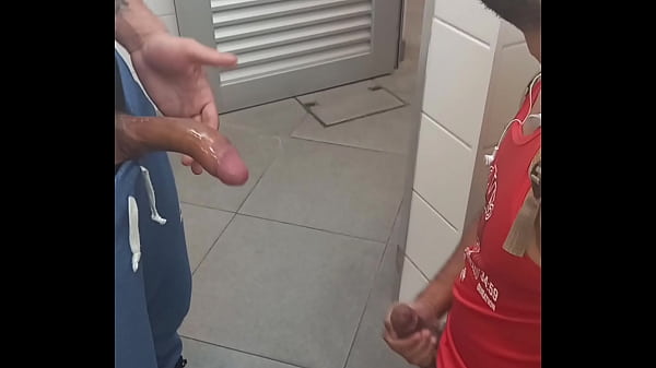 Machos Dotados N&atilde;o Controlam O Tes&atilde;o E Fodem At&eacute; Gozar Dentro Do Banheiro Publico. thumbnail