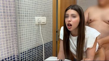 Chica de universidad pagando la Renta este mes a su casero de 48 a&ntilde_os