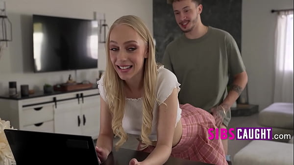 Cute stepsis uses my computer while i use her pussy