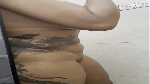 Brincando com meu consolo no banho 